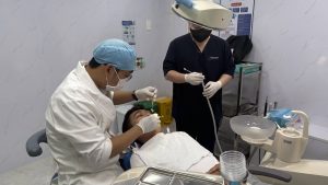 Bác sĩ tư vấn niềng răng cho sinh viên